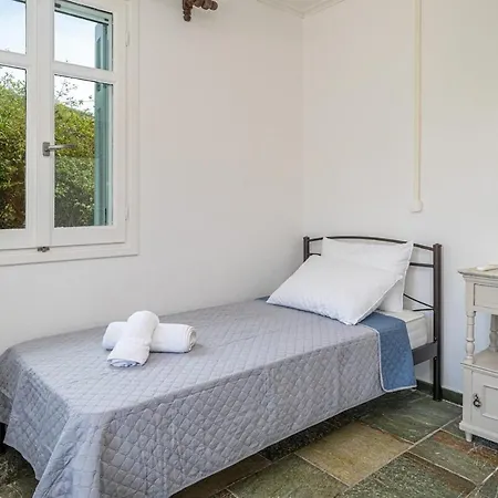 Célestine Nyaraló *